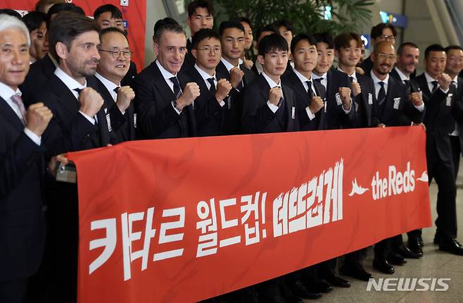 [인천공항=뉴시스] 조성우 기자 = 2022 카타르 월드컵에 출전하는 한국 축구대표팀 벤투 감독과 선수들이 13일 오후 인천국제공항을 통해 카타르 도하로 출국하기 전 기념촬영을 하고 있다. 2022.11.13. xconfind@newsis.com