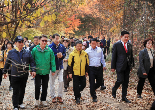 12일 대전 서구 한밭수목원에서 열린 ‘도시숲 사랑 달팽이 마라톤’에서 참석자들이 숲길을 걷고 있다. 왼쪽 두 번째부터 이현 대전사랑시민협의회장, 이종환 서울경제 대표이사 부회장, 남성현 산림청장, 서철모 대전 서구청장. 대전=권욱 기자