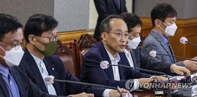 비상 거시경제 금융회의 결과 발표하는 추경호 경제부총리 추경호 경제부총리 겸 기획재정부 장관(가운데)을 비롯한 경제부처장들이 지난달 23일 오후 서울 중구 은행회관에서 열린 비상 거시경제 금융회의를 마친 뒤 결과를 발표하고 있다. [연합뉴스 자료사진]