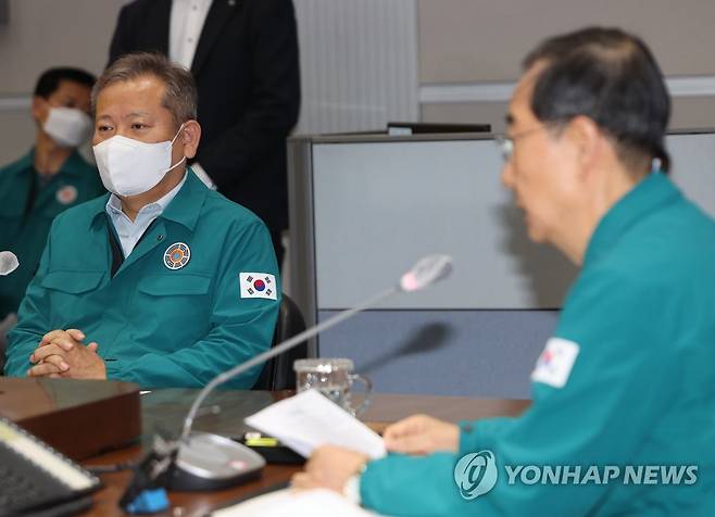 국무총리 발언 듣는 이상민 장관 (서울=연합뉴스) 박동주 기자 = 이상민 행정안전부 장관이 13일 오전 정부서울청사에서 열린 이태원 사고 중앙재난안전대책본부 회의에서 한덕수 국무총리의 발언을 듣고 있다. 2022.11.13 pdj6635@yna.co.kr