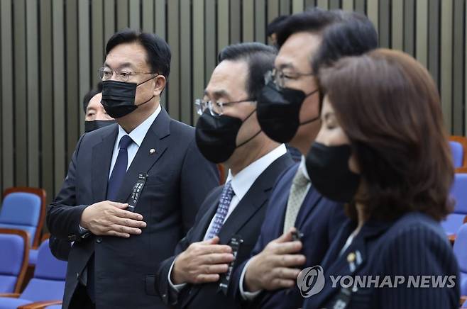 국기에 경례하는 정진석 비대위원장과 주호영 원내대표 연합뉴스 자료 사진