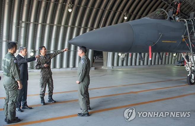 공군 제11전투비행단 방문한 이종섭 장관 (서울=연합뉴스) 이종섭 국방부 장관이 13일 대구 동구 소재 공군 제11전투비행단을 방문, 비상대기 중인 전투기를 둘러보며 대비태세를 점검하고 있다. 2022.11.13 [국방부 제공. 재판매 및 DB 금지] photo@yna.co.kr