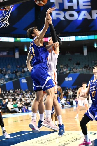 슛을 막아내는 이원석 [KBL 제공. 재판매 및 DB금지]