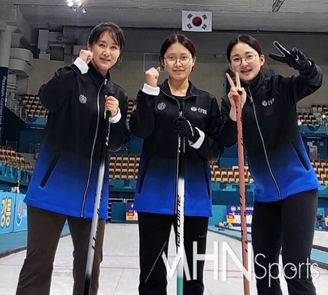 훈련중에 포즈를 취한 이효경 코치, 곽진경, 이보영 선수(왼쪽부터). (이효경 유봉여고 코치 제공)