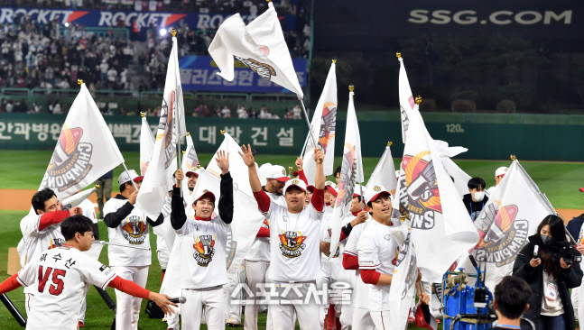 SSG 선수들이 8일 인천SSG랜더스필드에서 열린 2022 KBO리그 한국시리즈 6차전에서 한점차 승리로 우승을 확정한 후 우승깃발을 들고 그라운드를 돌고 있다. 문학 | 강영조기자kanjo@sportsseoul.com