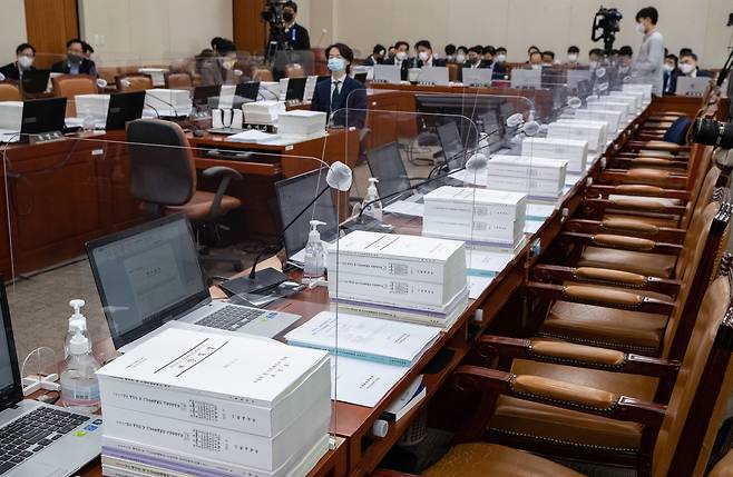 지난 9일 오후 서울 여의도 국회에서 열린 제400회 국회(정기회) 기획재정위원회 전체회의에서 의원들의 자리에 2023년도 예산안 자료가 놓여 있다./뉴스1
