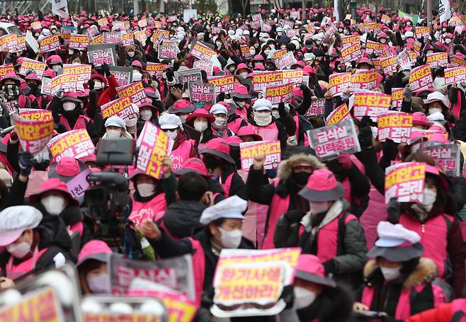 지난해 12월2일 전국학교비정규직연대회의(학비연대) 관계자들이 서울 종로구 서울시교육청 앞에서 열린 '전국학교비정규직연대회의 총파업 결의대회'를 위해 집결해 있다. /뉴스1