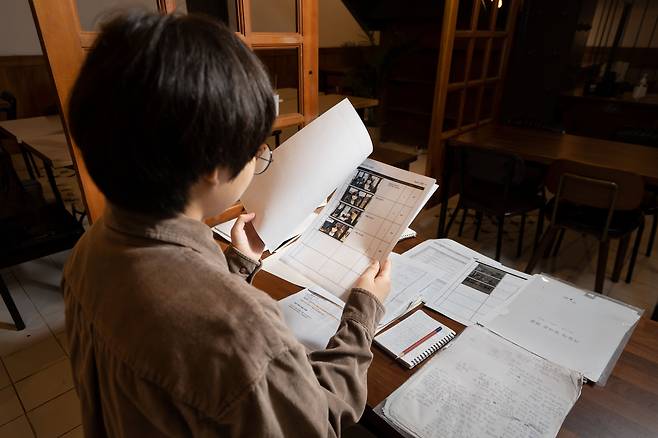 2년 전 학교를 떠난 조윤의 양은 스토리보드 짜기, 시나리오 구성 스터디 등을 하며 영화과 진학을 준비하고 있다. 조양의 가방 속엔 영화 분석 노트, 작법서, 책 필사 노트 등이 들어 있었다. /임화승 영상미디어 기자