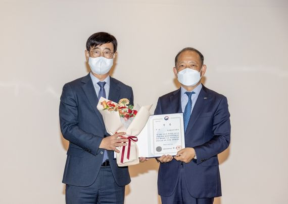 한국콜마가 '독서경영 우수직장 인증제 시상식'에서 대상을 수상했다. 11일 열린 시상식에서 한국콜마 최현규 대표(오른쪽)와 문화체육관광부 박용철 미디어정책국장이 기념촬영을 하고 있다. 한국콜마 제공