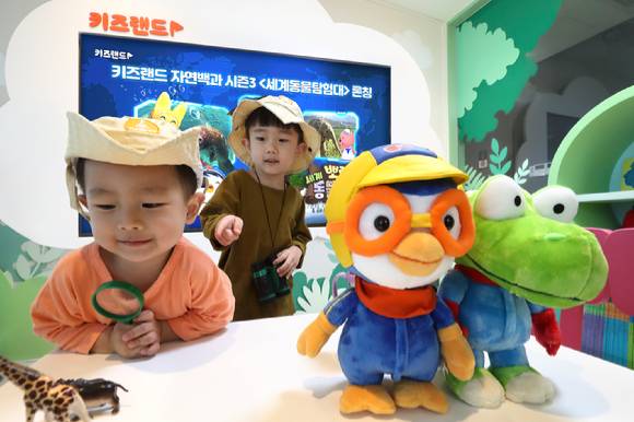 KT모델들이 '키즈랜드 자연백과: 세계 동물 탐험대'를 소개하는 모습. [사진=KT]