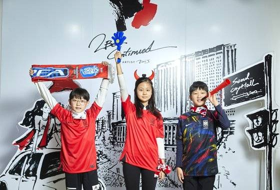 송중근 학생모델·김도경·김하원(왼쪽부터) 학생기자가 2022 카타르 월드컵을 맞이해 풋볼팬타지움에서 월드컵과 한국 축구 월드컵 일대기를 알아봤다.