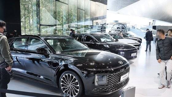 14일 경기도 고양시 일산 현대모터스튜디오에서 열린 현대자동차 '디 올 뉴 그랜저' 미디어 론칭 행사에서 참가 기자들이 전시 차량을 살펴보고 있다. 연합뉴스