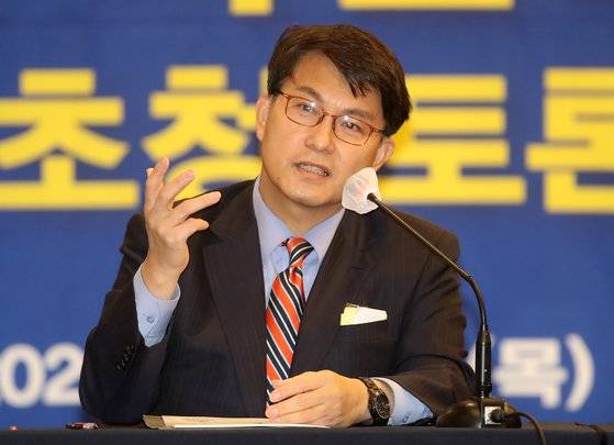 윤상현 국민의힘 의원이 지난 10일 오전 대구 호텔수성에서 열린 대구·경북 중견언론인모임 '아시아포럼21 제101회 릴레이 정책토론회'에 참석해 발언하고 있다. 뉴스1