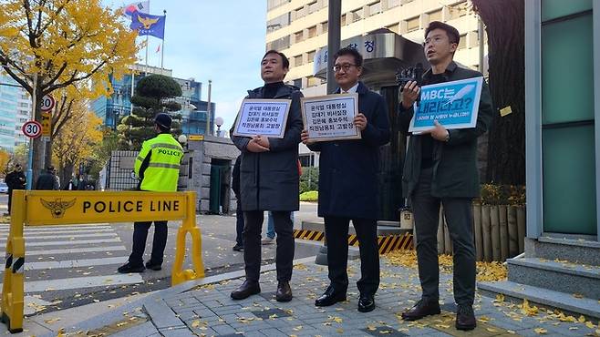 한국기자협회와 전국언론노동조합이 김대기 대통령실 비서실장과 김은혜 홍보수석비서관을 직권남용죄로 고발했다. 사진은 윤창현 언론노조 위원장, 김동훈 한국기자협회 회장, 최정기 언론노조 정책협력국장(왼쪽부터)이 14일 서울 종로구 서울지방경찰청 앞에서 기자회견을 하는 모습.