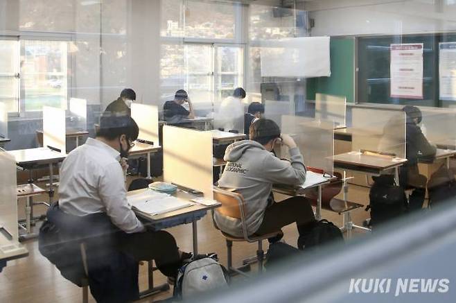 태원여객과 유진운수의 시내버스 파업이 14일로 28일째를 맞고 있는 가운데 목포시와 교육청, 전남경찰청이 17일 치러지는 2023학년도 대학수학능력시험 수험생 비상수송대책을 내놓았다. 목포지역 고사장에서는 3524명의 수험생이 응시한다. 2021학년도 수능 여수고등학교 시험장.[사진=전남도교육청]