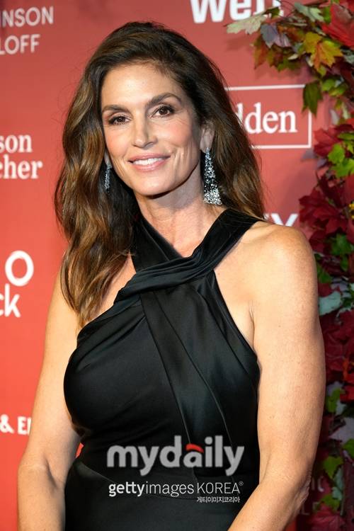 Cindy Crawford, 56, praised the beauty of ageing elegantly.He recently landed a cover story for the magazine  ⁇ Otto Living ⁇ : Crawford, posing in bed in an all-black lingerie outfit, styled in Elegance waves.The subtle smokey eyes, with fuzzy black liner, mascara and rose-tinted blush along the high cheekbones, shone beautifully.Crawford said, I know all the ways Ive eaten Age. My face has thinned a lot.It is not right to hear that I am not old, especially since it is difficult enough to eat Age, so do not worry that we live in a youthful culture.Why should I look 25 years old when Im not 25 years old?Why would anyone want to mistake me for 25 years old? I have a child. I have all these life experiences.Crawford also confided that early in her career she felt pressured to make herself look younger.Elegance said that encouraging aging has not only made her feel more confident in recent years, but has also helped her bond with and inspire other women.He said,  ⁇ Ive learned to take different steps. Im not a 56-year-old trying to do the same thing I did when I was 25 years old and 30 years old. Ive evolved, and businesses have evolved.I think its why Ive lived so long in my profession, and why people follow me, because its authentic.Cindy Crawford, who made her debut as an elite model contest in 1982, has appeared in various dramas and movies and has enjoyed the greatest popularity.In 1998, he married Randy Gurbir Grewal, a well-known businessman, and gave birth to Presley Gurbir Grewal and Kai Gurbir Grewal, who also works as a model.