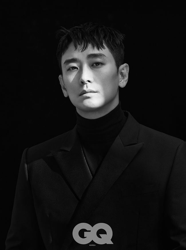 Ju Ji-hoon showed off his deadly look.Actor Ju Ji-hoon Mens Fashion Magazine (GQ KOREA)  ⁇  pictorial was released on November 14th.In this impressive blend of color and black and white, Ju Ji-hoon completed all the concepts in his own style and another legend picture.As time goes by, the charisma of Ju Ji-hoon deepens, and the irreplaceable presence fills the frame.In the subsequent pictorial cuts, it was a brilliant visual, simple styling that broke through black and white, but it snatched the hearts of those who saw it in its original style.In addition, he exuded intense eyes, bold pose, and dreamy aura.