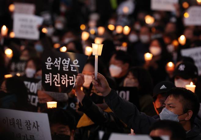 5일 시청역 인근에서 이태원 참사 희생자 추모 및 정부 규탄 촛불집회가 열린 모습 ⓒ 연합뉴스