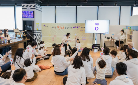 시각장애 아동과 가족들이 함께 점자 퀴즈대회에 참여하고 있다.