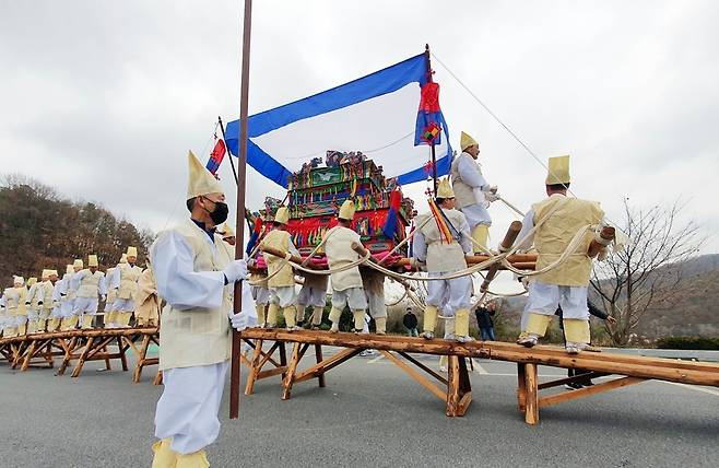 충남무형문화재 23호 공주 봉현리 상엿소리 시연   (공주=연합뉴스) 지난 13일 충남 공주시 우성면 봉현리 상엿소리 전수관 앞에서 충청남도 무형문화재 제23호인 '봉현리 상엿소리'가 시연되고 있다. 2022.11.14 [공주시 제공. 재판매 및 DB 금지]