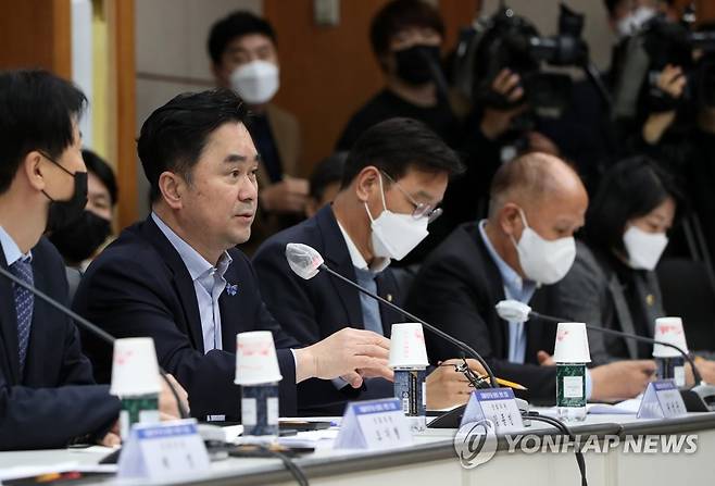 인사말 하는 김종민 의원 (춘천=연합뉴스) 양지웅 기자 = 더불어민주당 '김진태발 금융위기 진상조사단' 소속 김종민 의원이 14일 강원 춘천시 강원도청을 방문해 정광열 경제부지사와 박병주 비서실장, 김용균 대변인 등 강원도 관계자들과 면담하며 인사말을 하고 있다. 2022.11.14 yangdoo@yna.co.kr