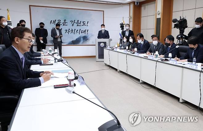 민주당 '김진태발 금융위기 진상조사단' 강원도청 방문 (춘천=연합뉴스) 양지웅 기자 = 더불어민주당 '김진태발 금융위기 진상조사단' 소속 의원들이 14일 강원 춘천시 강원도청을 방문해 정광열 경제부지사와 박병주 비서실장, 김용균 대변인 등 강원도 관계자들과 면담하고 있다. 2022.11.14 yangdoo@yna.co.kr