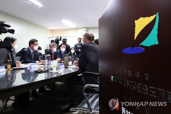 GJC 관계자 면담하는 민주당 '김진태발 금융위기 진상조사단' (춘천=연합뉴스) 양지웅 기자 = 더불어민주당 '김진태발 금융위기 진상조사단' 소속 의원들이 14일 강원 춘천시 강원도중도개발공사(GJC)를 방문해 송상익 대표 등 관계자들과 면담하고 있다. 2022.11.14 yangdoo@yna.co.kr