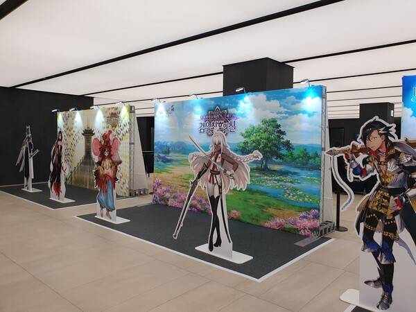 역대 페그오 업데이트 및 캐릭터가 함께 전시되어 있다