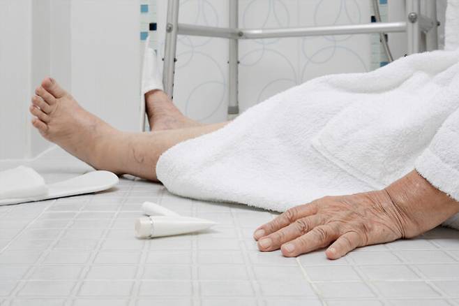 실신은 일시적으로 의식을 잃고 쓰러진 후 수십 초 내에 저절로 의식이 회복되는 증상으로 보통 간질이나 돌연사와는 구별된다. [사진=게티이미지뱅크]