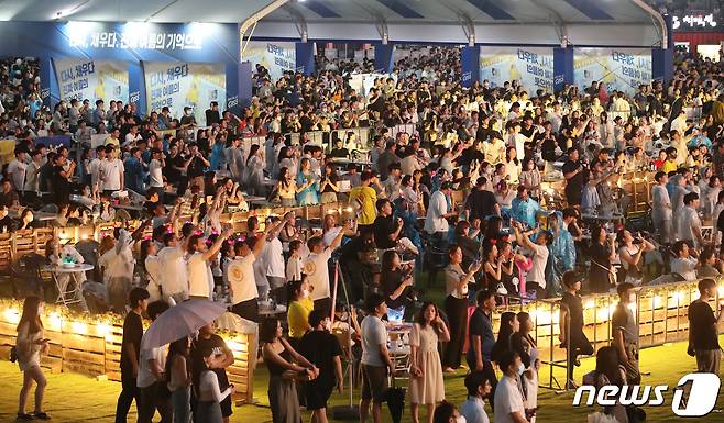 지난 7월 대구의 한 행사를 찾은 시민들이 치킨·맥주와 함께 즐거운 시간을 보내고 있다2022.7.6/뉴스1 ⓒ News1 공정식 기자