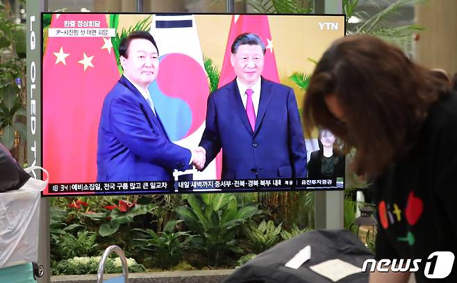 15일 오후 인천국제공항 제1여객터미널 입국장 TV에서 윤석열 대통령과 시진핑 중국 국가주석의 첫 정상회담이 방송되고 있다. 2022.11.15/뉴스1 ⓒ News1 김진환 기자