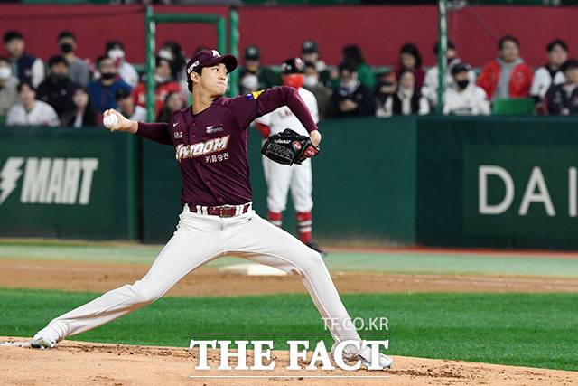 키움 히어로즈의 에이스 투수 안우진의 '폭력 사건 피해자'라고 지목됐던 전 휘문고등학교 선수들이 15일 <안우진 사건 관련자 공동 입장문>을 발표했다. 사진은 지난 1일 '2022 KBO리그 한국시리즈 1차전' SSG 랜더스와 키움 히어로즈의 경기에서 역투하는 안우진. /남용희 기자