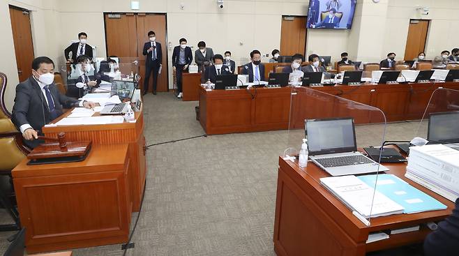 [서울=뉴시스] 최진석 기자 = 박대출 국회 기재위 위원장이 9일 오후 서울 여의도 국회에서 열린 기획재정위원회 전체회의에서 정회를 선언하고 있다. 2022.11.09. myjs@newsis.com