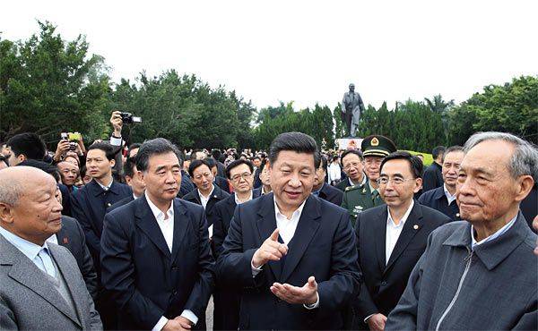 시진핑 중국공산당 신임 총서기(가운데)가 2012년 12월 8일 덩샤오핑 동상이 있는 광둥시 선전시 시내에 있는 연화산공원을 찾았다. 왕양 광동성 서기(왼쪽 두 번째), 주샤오단 광동성장(오른쪽 두 번째)이 경청하고 있다./신화통신·연합뉴스