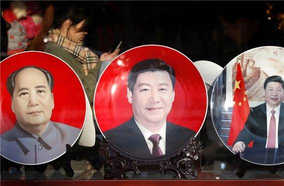 시진핑은 1982년 덩샤오핑이 도입한 집단 지도체제의 원칙을 무너뜨리고 스스로 마오쩌둥의 길을 가고 있다. 마오쩌둥과 시진핑의 얼굴로 만든 기념품들이 중국 전역에 최근 나돌고 있다./홍콩 사우스차이나모닝포스트(SCMP) 제공