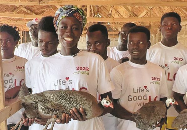 가나 볼가탕가 지역 주민들이 기니파울(서아프리카 뿔닭)을 들고 웃고 있다. /희망대책 기아대책 제공
