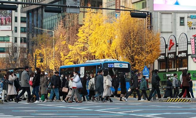 15일 오전 서울 종로구 광화문 사거리에서 시민들이 출근하는 모습. /뉴스1