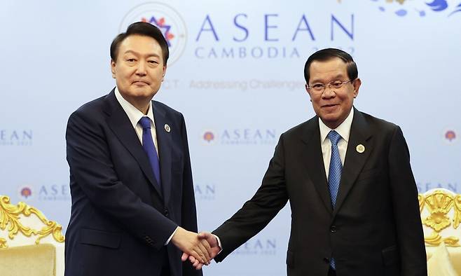 윤석열 대통령이 11일 오후 캄보디아 프놈펜 소카호텔에서 캄보디아의 훈센 총리와 정상회담을 하기에 앞서 악수를 나누고 있다. 프놈펜/윤운식 선임기자 yws@hani.co.kr