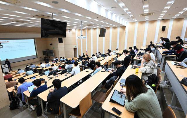 지난달 31일 서울 관악구 서울대학교 관악캠퍼스 제2공학관에서 열린 문병로 컴퓨터공학부 교수의 알고리즘 수업에 참가한 학생들이 강의를 듣고 있다. 왕태석 선임기자