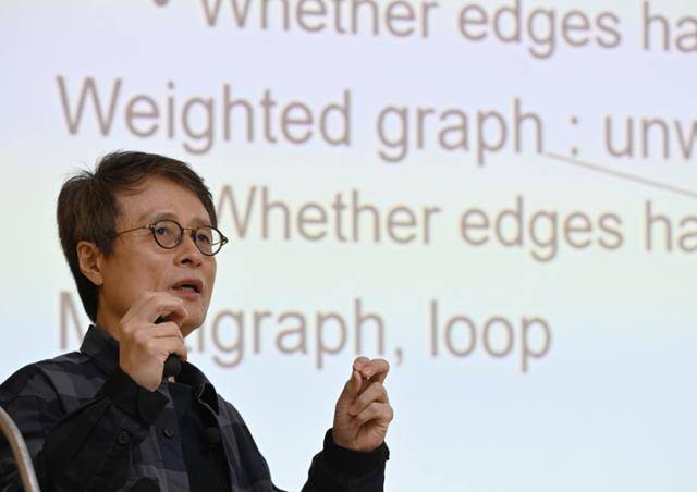 알고리즘 수업에서 그래프 이론을 설명하고 있는 문병로 서울대 컴퓨터공학부 교수. 왕태석 선임기자