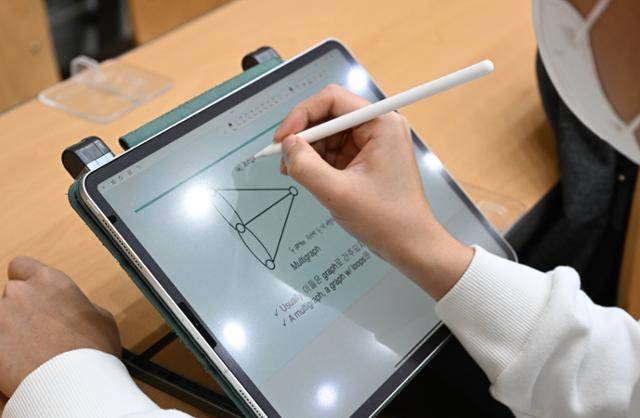 문병로 교수의 알고리즘 수업에서 그래픽 이론과 관련해 필기하고 있는 수강생. 왕태석 선임기자