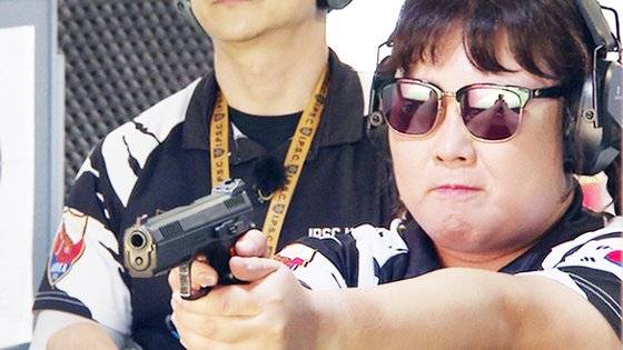 개그우먼 김민경이 오는 19일 열리는 2022 국제실용사격연맹(IPSC) 사격 대회에 국가대표로 출전한다. 사진은 IHQ 웹 예능 ‘시켜서 한다! 오늘부터 운동뚱’ 출연 당시 사격을 배우는 김민경의 모습. 사진 IHQ 캡처