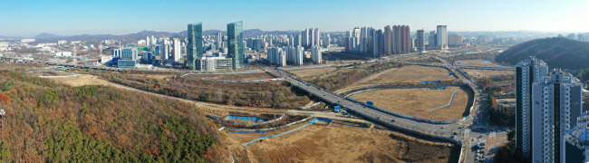 실수요자들은 아파트 매수 심리 위축과 미분양 주택이 증가하는 시기에는 인프라가 추가 구축되는 개발 호재로 미래가치가 높거나 초역세권 분양 단지에 주목해야 한다는 지적이다. 각종 개발 호재로 주택 공급이 진행 중인 경기 화성 동탄2신도시 모습.  한국토지주택공사 제공