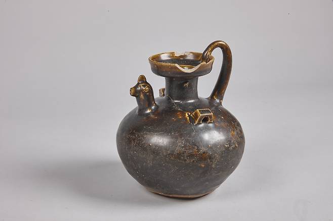 [서울=뉴시스] 12호 널무덤 출토 흑유계수호.