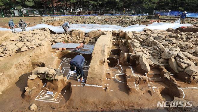 [서울=뉴시스] 권창회 기자 = 한성백제박물관이 백제 왕릉 지구 '석촌동 고분군'에서 완전한 구조의 널무덤 무리를 발견했다. 15일 오후 서울 송파구 석촌동 고분군 발굴조사 현장설명회에서 관계자들이 널무덤 무리를 살피고 있다. 2022.11.15. kch0523@newsis.com