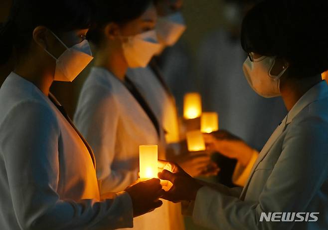 [수원=뉴시스] 김종택 기자 = 아주대학교 간호대학 학생들이 15일 오후 경기도 수원시 아주대 강당에서 나이팅게일 선서식을 하고 있다. 이날 선서식에는 24대 나이팅게일로 선출된 간호대학 77명이 '전문간호인으로서 인간의 생명을 존중하고 간호 받는 환우들의 안녕을 위해 헌신할 것'을 다짐했다. 2022.11.15. jtk@newsis.com