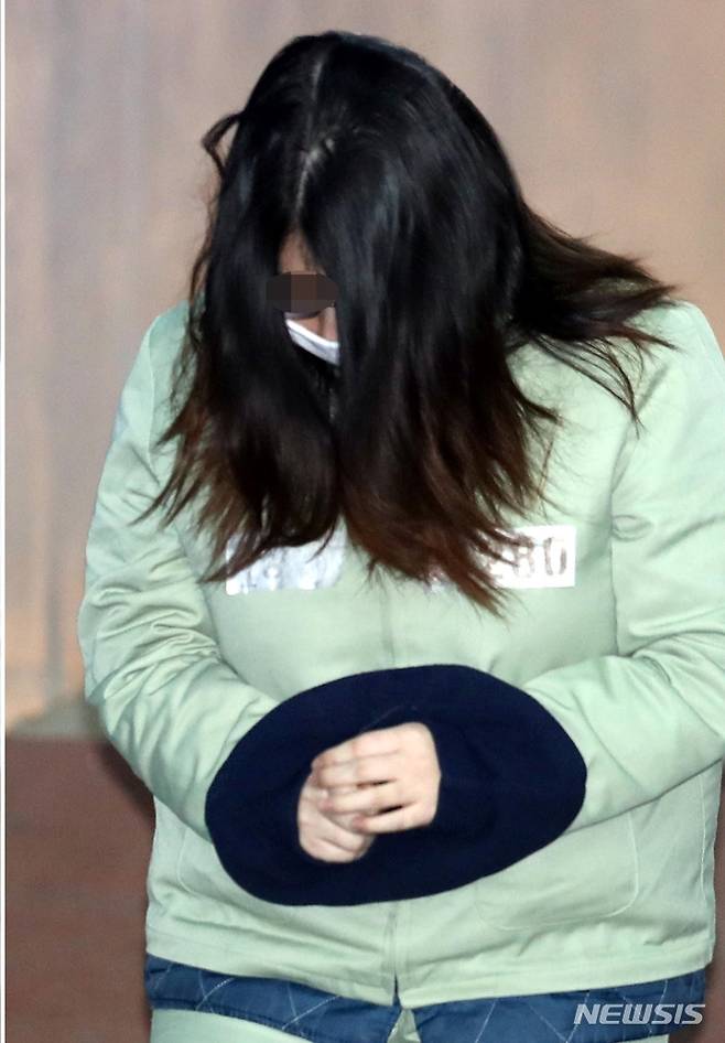 【서울=뉴시스】고승민 기자 = '인천 초등생 살인' 혐의로 구속기소된 피고인 A양이 머리카락을 풀어헤쳐 얼굴을 가린 채 지난 4월30일 오후 항소심 선고 공판을 받기 위해 서울고등법원으로 출석하고 있다. 2018.04.30. kkssmm99@newsis.com