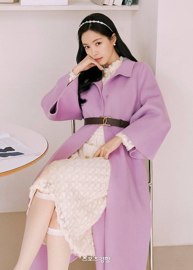 Actor Son Na-eun showed off his lovely beauty.On the 15th, a clothing brand unveiled a 2022 winter campaign picture with Son Na-eun.Son Na-eun in the picture boasted a unique charm by digging various winter items such as coat with color, padding and soft color mustang jacket with various charms.He then showed a romantic sensibility winter look by matching a lavender-colored coat to a lace blouse and skirt setup.On the other hand, Son Na-eun appeared in the TVN drama  ⁇  Ghost Doctor  ⁇ , which last February, and is currently reviewing his next work.