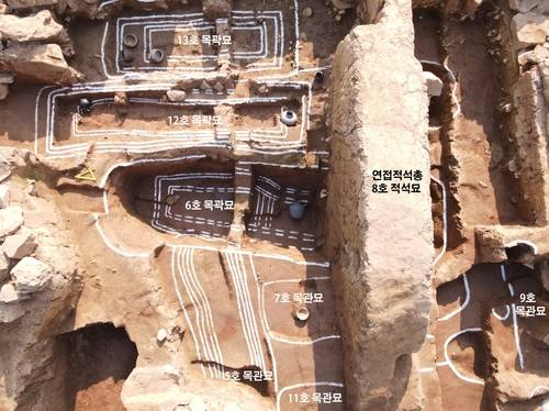 8호 적석묘 아래서 발견된 널무덤들 [한성백제박물관 제공. 재판매 및 DB 금지]