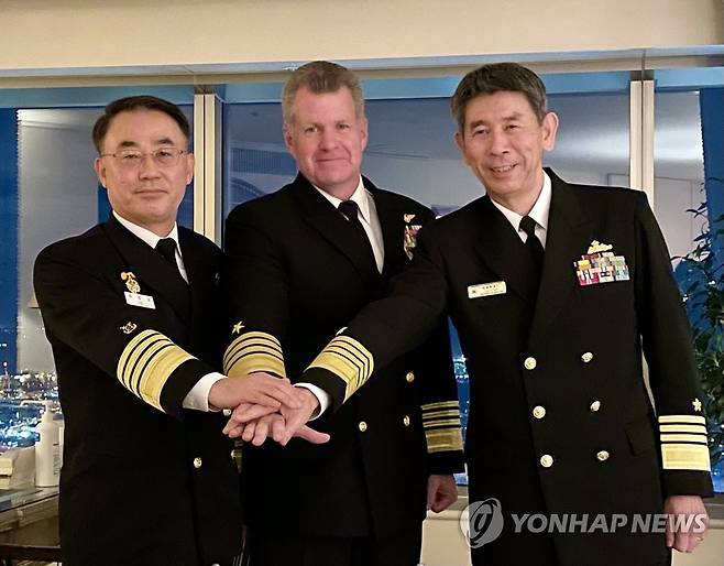 한미 해군·일본 해상자위대 삼자 대담 (서울=연합뉴스) 서태평양 해군 심포지엄(WPNS)에 참석한 이종호 해군참모총장(왼쪽)과 새뮤엘 파파로 미국 태평양함대사령관(가운데), 사카이 료 일본 해상막료장(오른쪽)이 7일 일본 요코하마에서 3자 대담을 마치고 기념촬영을 하고 있다. 2022.11.7 [해군 제공. 재판매 및 DB 금지] photo@yna.co.kr